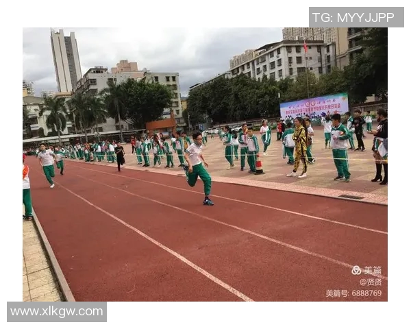 足球明星人物漫画肖像展现运动激情与艺术魅力的完美结合 足球明星人物漫画肖像展现运动激情与艺术魅力的完美结合