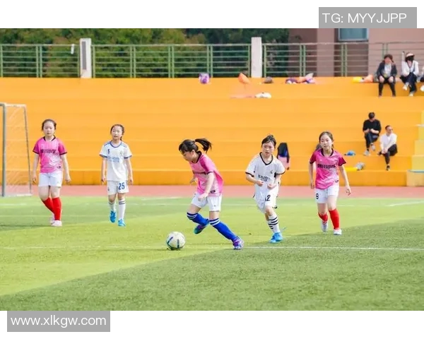 足球明星的孩子同台竞技展现天赋与梦想的精彩瞬间